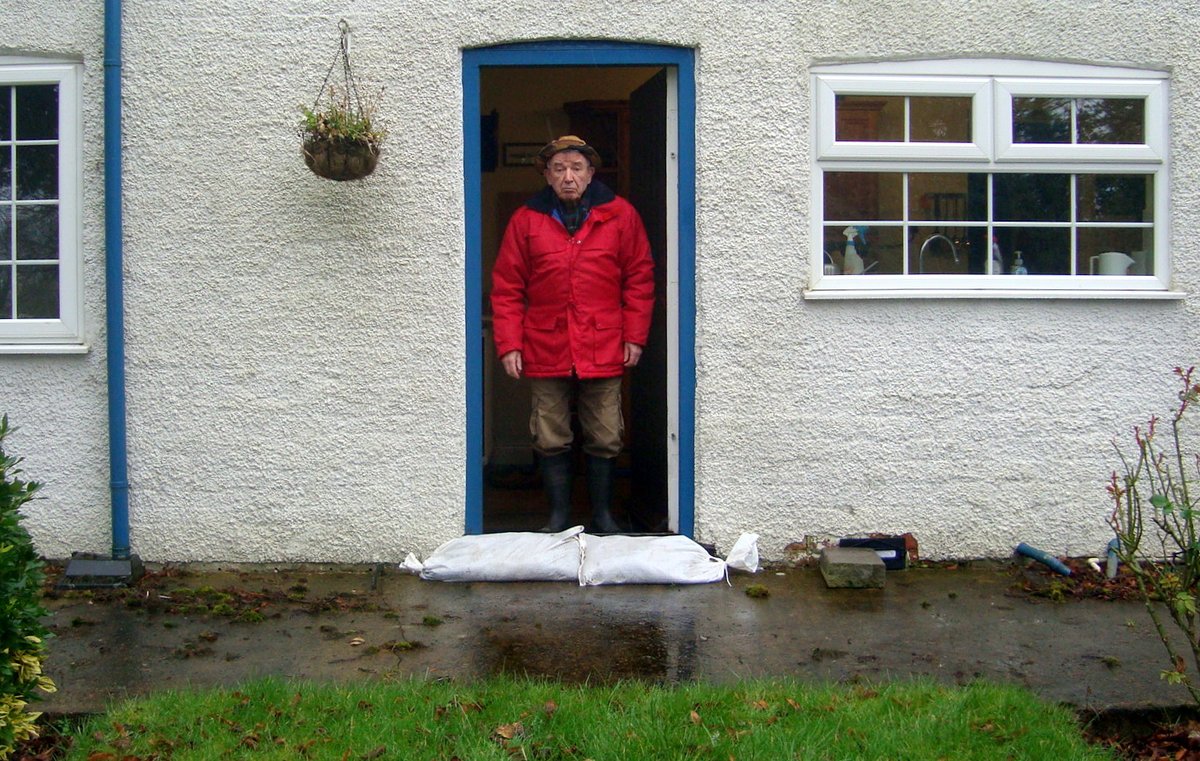 EnvAgencyYNE's tweet photo. We're installing £1million of Property Flood Resilience (PFR) measures to over 100 homes and businesses in #York which are at risk of #flooding. 92 year old Stanley is one of the residents to benefit from the products:
https://t.co/yyjI6Xkzbx https://t.co/3nBEEkD2Yt