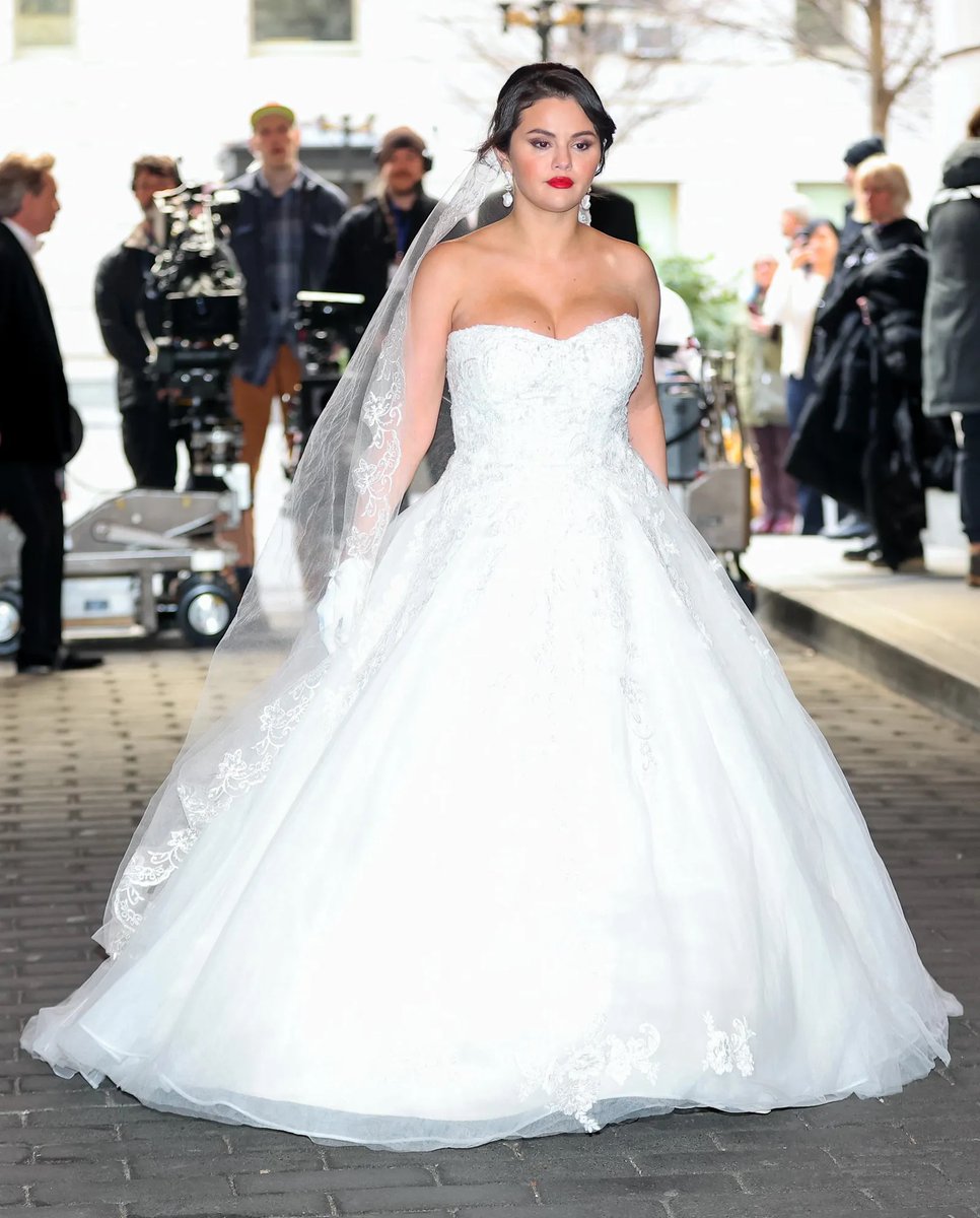 glamourmag's tweet photo. Well, this was a surprise. #SelenaGomez was spotted in a wedding dress on set of @OnlyMurdersHulu https://t.co/uZfI5K9Fx5 https://t.co/jVMBlxmd25
