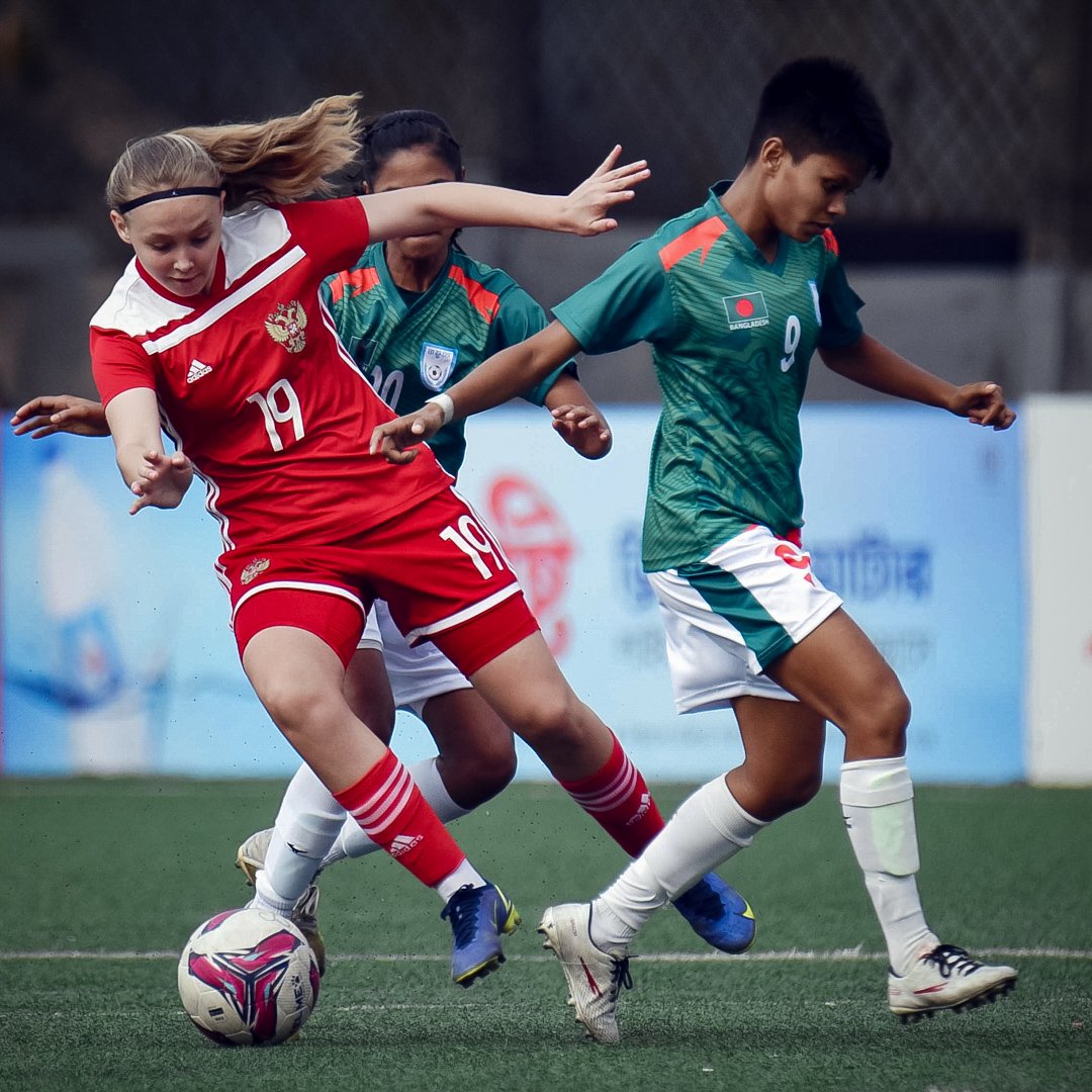Женская юниорская сборная U-16 начала с победы путь на SAFF Championship 2023. В первом матче наша команда обыграла Бангладеш – 3:0 💪🇷🇺

Вторая игра против Бутана состоится 24 марта в 12:15 мск. Прямая трансляция – на сайте РФС.

Подробности: rfs.ru/news/217727