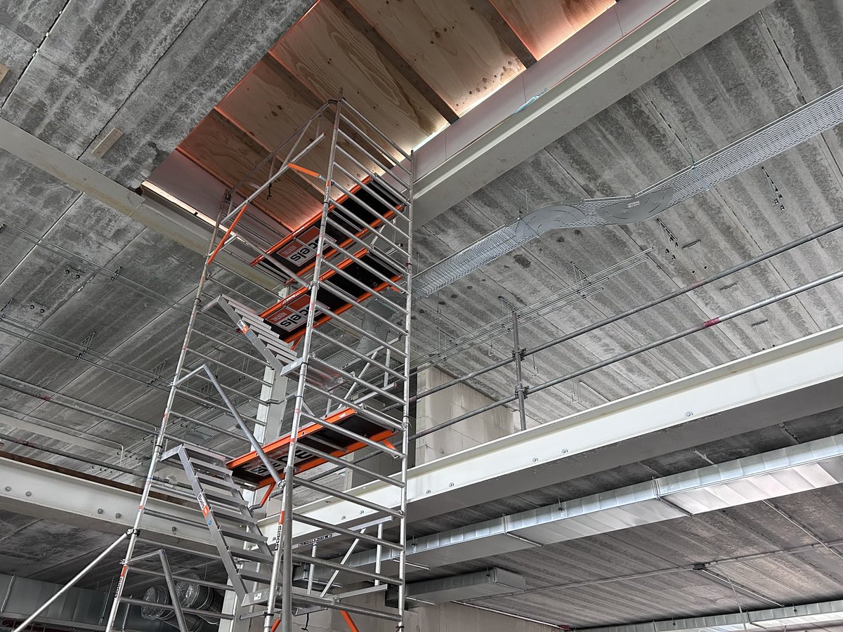 Het hoogste punt is bereikt van de bouw van het nieuwe scholencomplex aan de Parklaan. Beoogde oplevering in oktober💪 #kindcentrum #onderwijs #pannenbier <a href="/PellikaanBouwbv/">PellikaanBouwbedrijf</a> #montfoort