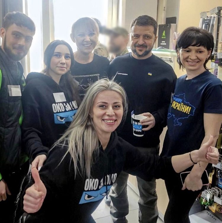 visegrad24's tweet photo. Zelensky and his team photographed while visiting a gas station in Kostiantynivka today.

It is the city closest to Bakhmut.

The employees of the gas station didn’t miss the opportunity to take a group photo with the President. https://t.co/8jAzhWSwoW
