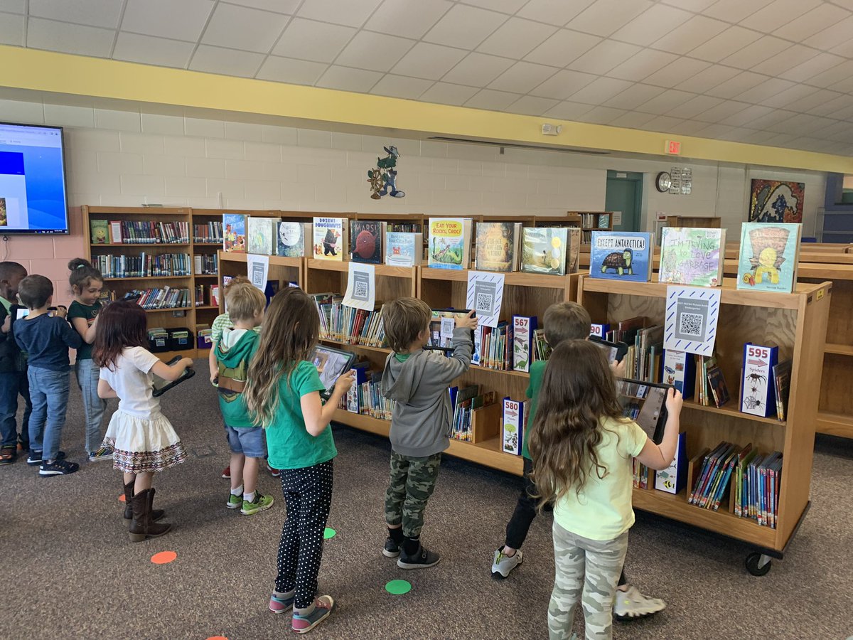 ktmitchell1026's tweet image. Mrs. Ross @qcemedia had K-5 Ss vote on their favorite book NC Children’s Book Awards.  Our kinder kids loved scanning the code to the #microsoftform and casting their vote! #onslowdlt @qcegators