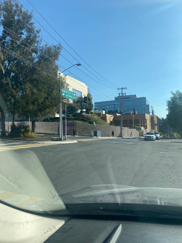 bushwagen's tweet photo. ⁦@SSC_CDMX⁩ ⁦@AdrianRubalcava⁩ ⁦@AlcCuajimalpa⁩ Podrán enviar  personal técnico a reparar los semaforos de Av Vasco de Quiroga y Carlos Fdez Graef, no funcionan. gracias https://t.co/BEaDfQAAuj