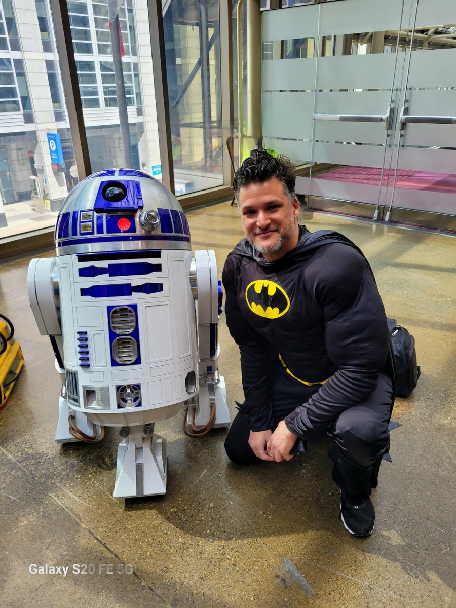 thebigguy86's tweet image. Just Batman hanging out with R2D2 at Toronto comic con 

#malemodel #printmodel #actor #Torontocomiccon2023 #StarWars #r2d2