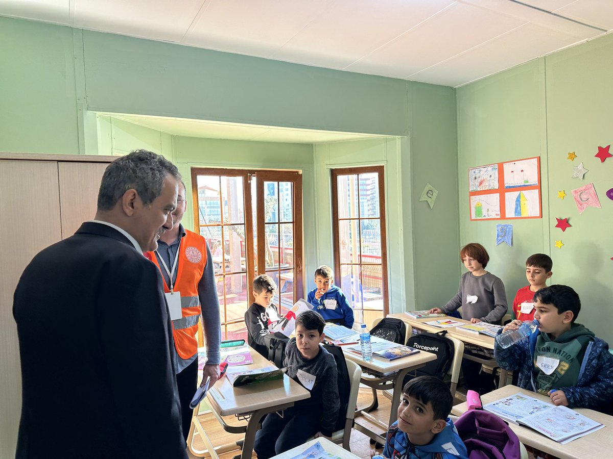 prof_mahmutozer's tweet photo. #İskenderun’da @TCEnerji’nin depremzedelerin hizmetine sunduğu Süheyla Sultan Yaşam Gemisi’nde vatandaşlarımız ve öğrencilerimizle bir araya geldik. 

Ayrıca gelecek 2 bin kişilik "Karadeniz Lifeship Rauf Bey" gemisini de LGS ve YKS'ye hazırlanan öğrencilerimize tahsis edeceğiz. https://t.co/AfZdeFdSZF