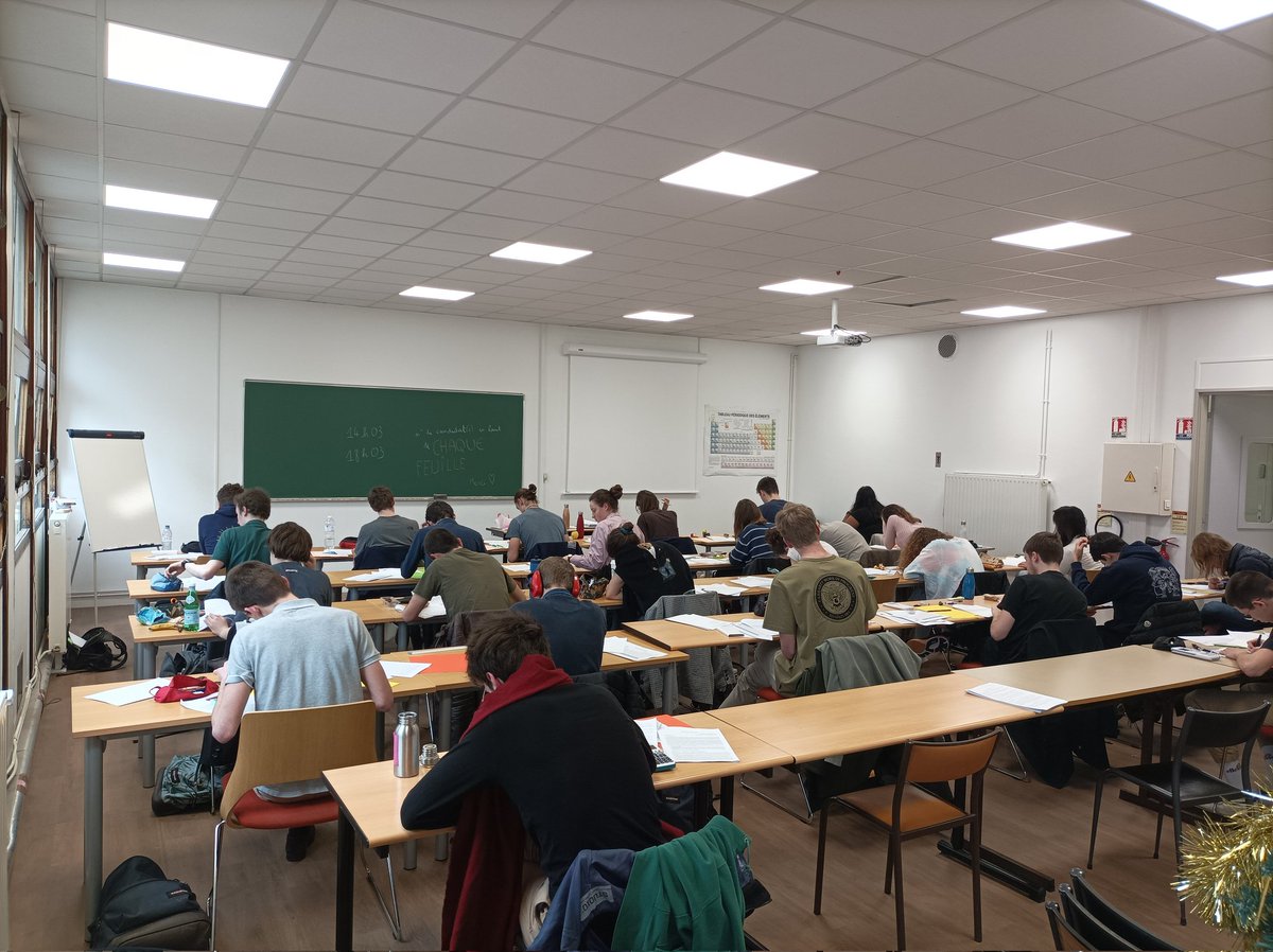 54 candidates et candidats aux olympiades internationales de chimie passent les épreuves de pré-sélection cet après midi à l'<a href="/ENS_ULM/">École normale supérieure | PSL</a> (<a href="/Chimie__ENS/">Chimie ENS</a>) pour le centre de préparation de Paris.  
Courage à elles et eux ! 
 <a href="/Sciences_Ecole/">Sciences à l'École</a> <a href="/Prepas_UPS/">UPS</a> <a href="/CSChimie/">CS - Chimie</a> <a href="/Academie_Paris/">Académie de Paris</a>