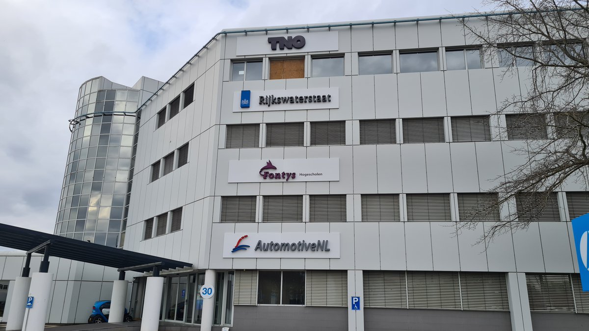 cRoadsAntHel's tweet photo. Yesterday, our #CRoads consortium gathered together at the @AutomotiveCampus in #Helmond, where we discussed our #CITS pilots #Antwerp/#Helmond, the back-end and front-end technologies, and also test drove the #IntelligentSpeedAdaptation #ISA system! https://t.co/KDOXS534ZG