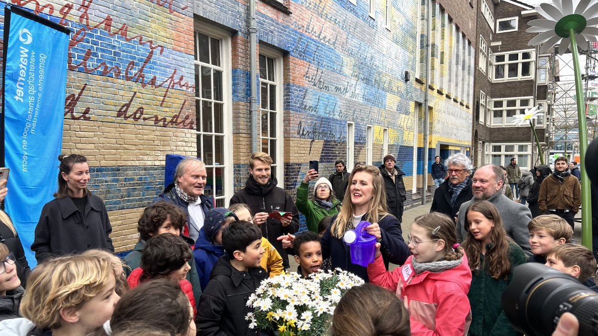 Het is feest op het speelplein bij de Anne Frankschool in de Rivierenbuurt! Samen met <a href="/AmsterdamNL/">Gemeente Amsterdam</a>, @Rainproof020, @roccopiers, @MelanievdHorst en @St_DKJL openen we vandaag het klimaatadaptieve plein en vieren dat het werk in de buurt (bijna) klaar is! waternet.nl/nieuws/2023/ma…