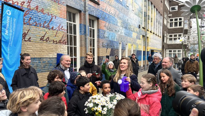 Het is feest op het speelplein bij de Anne Frankschool in de Rivierenbuurt! Samen met @AmsterdamNL, @Rainproof020, @roccopiers, @MelanievdHorst en @St_DKJL openen we vandaag het klimaatadaptieve plein en vieren dat het werk in de buurt (bijna) klaar is! https://t.co/jWqhSO06UB