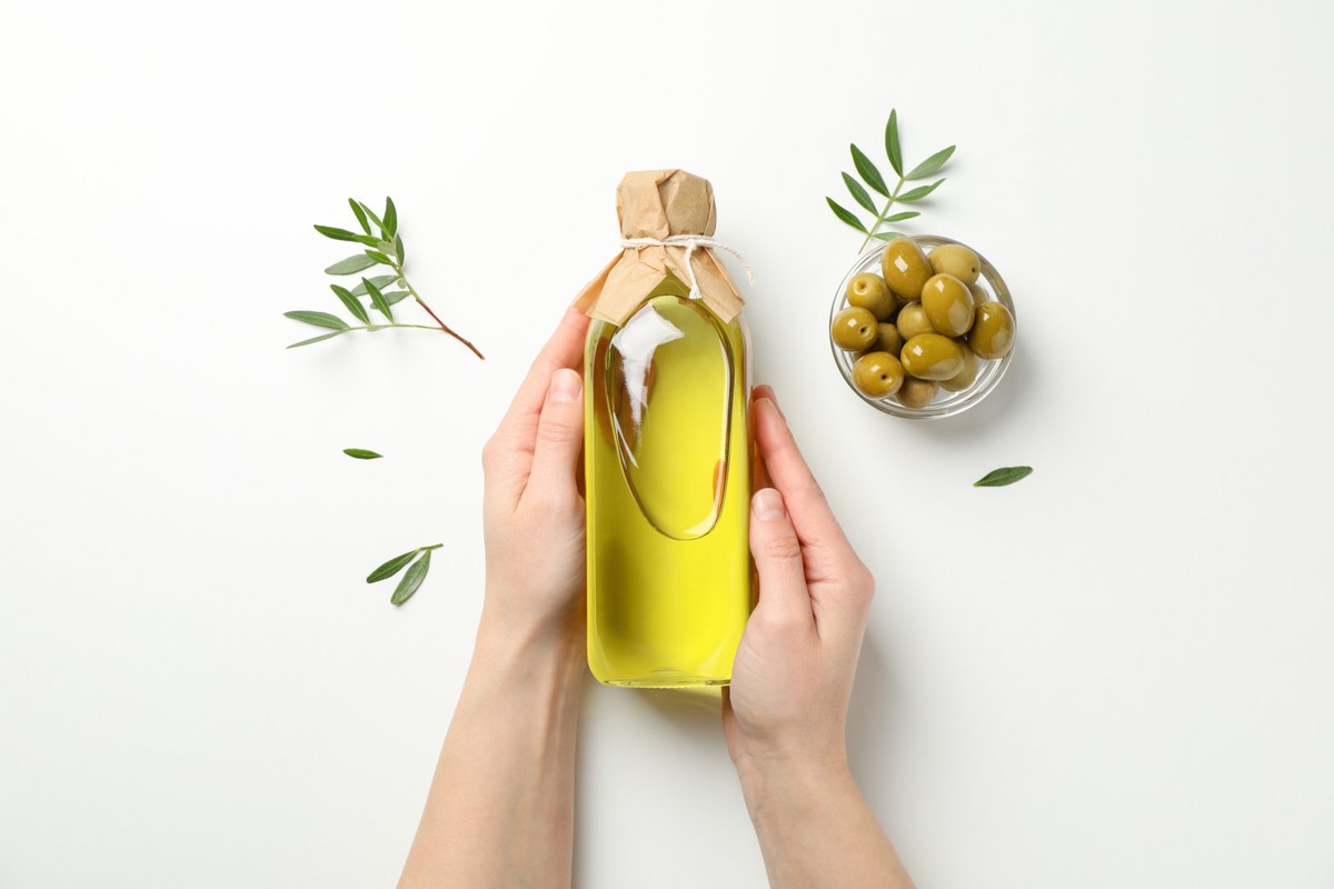 Pettigrew_Spa's tweet photo. Nourishing your scalp with oil should be an essential element of your hair care routine in the winter. Even though you can pick from a multitude of hair oils available in the market, many experts... more at https://t.co/Fnw2sSTA8X https://t.co/W8X82DKhLy