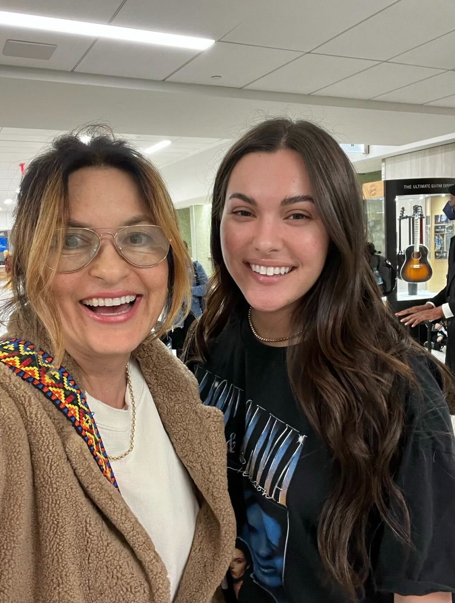 TODAYshow's tweet photo. She decided last-minute to wear an "SVU" shirt on a plane. Then she saw Mariska Hargitay ... 😱 https://t.co/kcDD19bLhO https://t.co/GZnwxZyBHA