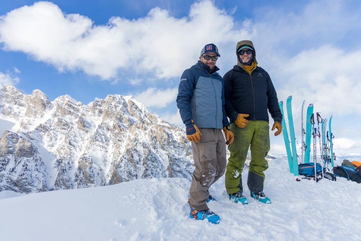 JPCHomebuilder's tweet photo. “JPCraig Home Builders will take you anywhere…even to the top of the mountains!” ~ Eric Suran, #SkiPineKnob Instructor & traveler
We appreciate an epic #adventure! Thanks for bringing your #JPCraig gear to the #TetonRange.
#AdventureGear #Lifestyle #DesignBuildHomes https://t.co/49viiyWA0j