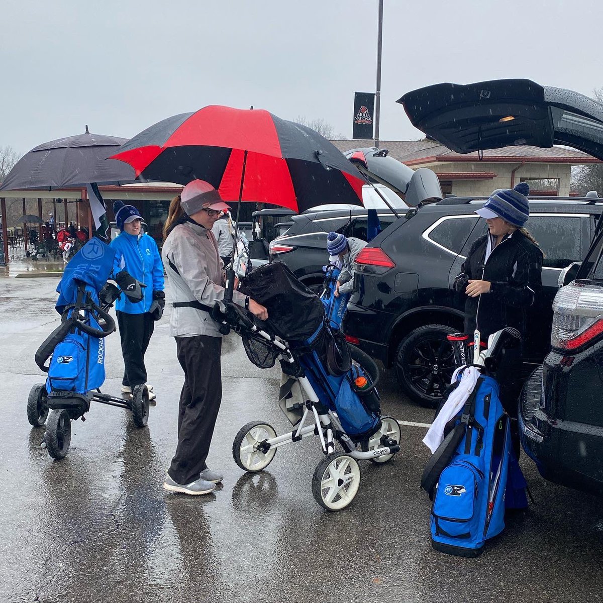 RockUGolf's tweet image. Yesterday the women finished RD2 for the Midwest Intercollegiate tournament in cold rain. 

Emma and Grace came out strong by shooting 79 and 81. Then the rest of the girls all improved by multiple strokes to move up on the team leaderboard.