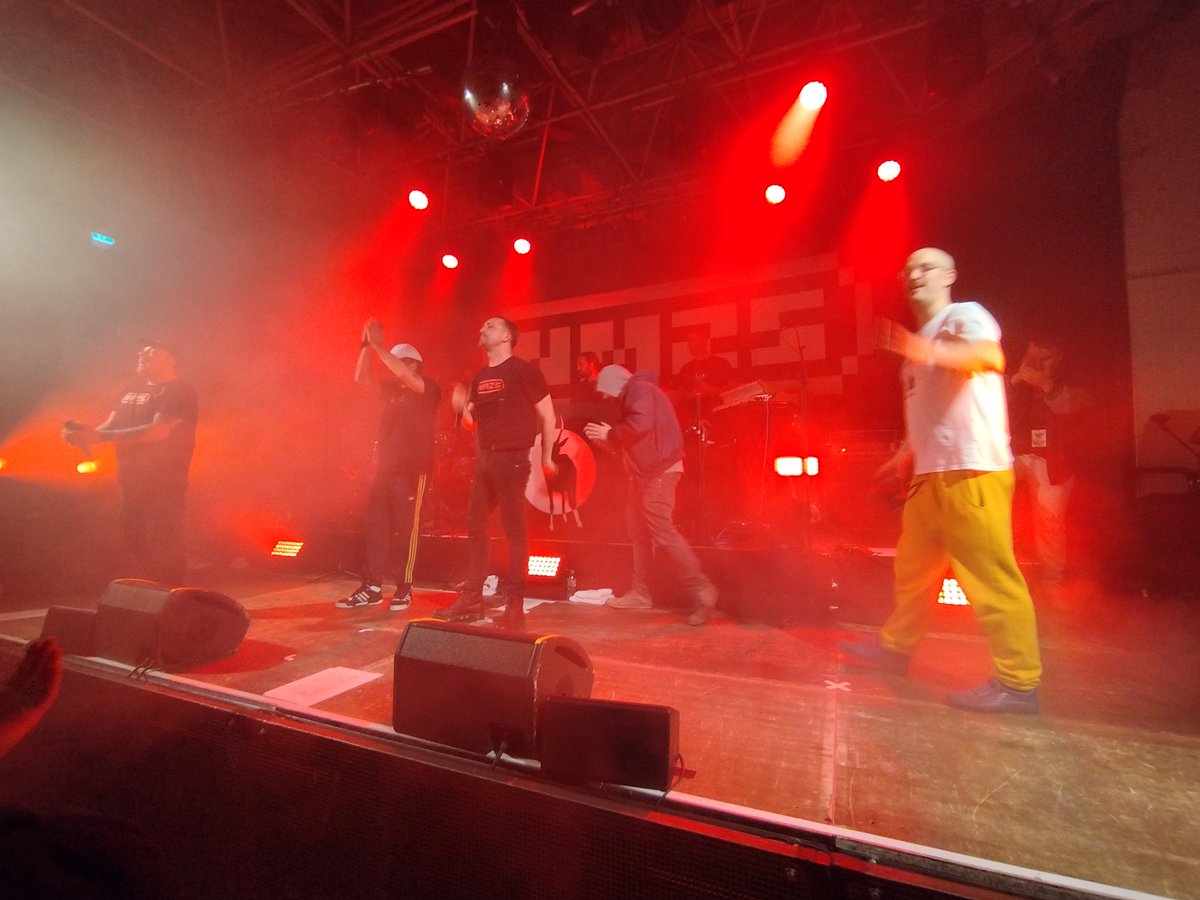 JustiBasti's tweet photo. Vielen Dank @antilopengang, Niklas Wandt, Kamikazes, @formprim, Gabo, Total, Killa Galles, Lea Won & Tai Phun für dieses unvergessliche und legendäre Tribute Konzert für #NMZS 🥹 💗🔥
Ich bin mir sicher Jakob hätte diese 4 Stunden geliebt.
Captain N für immer! ♥️
#TributeToNMZS https://t.co/gZG0Rp2ZXV