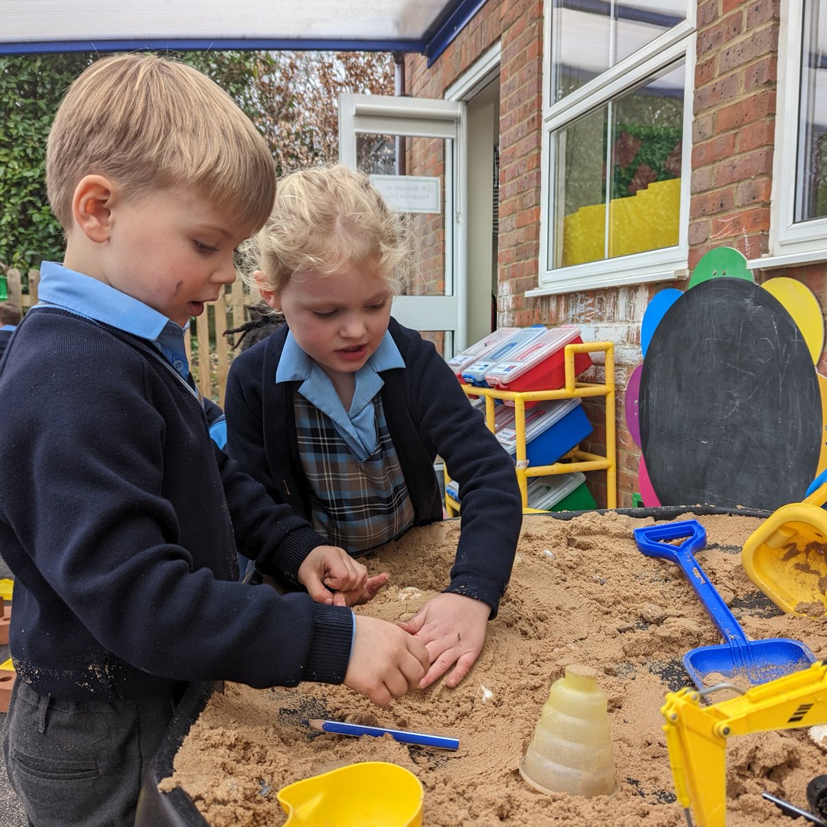 GayhurstSchool's tweet image. Reception making the most of the dry weather in their outdoor area!🌞

#FreeFlow #OutdoorPlay #ELDRIC