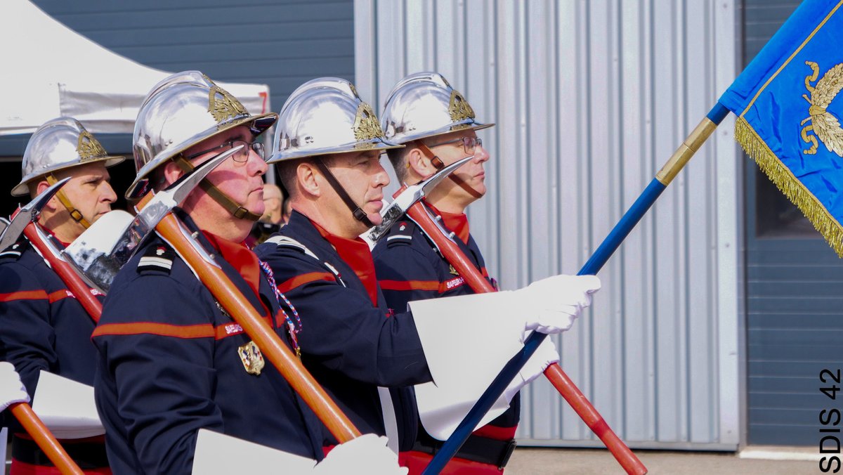 #Jeudiphoto 
Retour en images sur la passation de commandement du chef de corps départemental. Le Cgl Alain MAILHÉ cesse son activité après 43 ans de spp. Le Cgl Éric MEUNIER lui succédera dans quelques semaines. 🤝 #sdis42 
📸 Romane SIGAUD &amp; Pierre BESSENAY