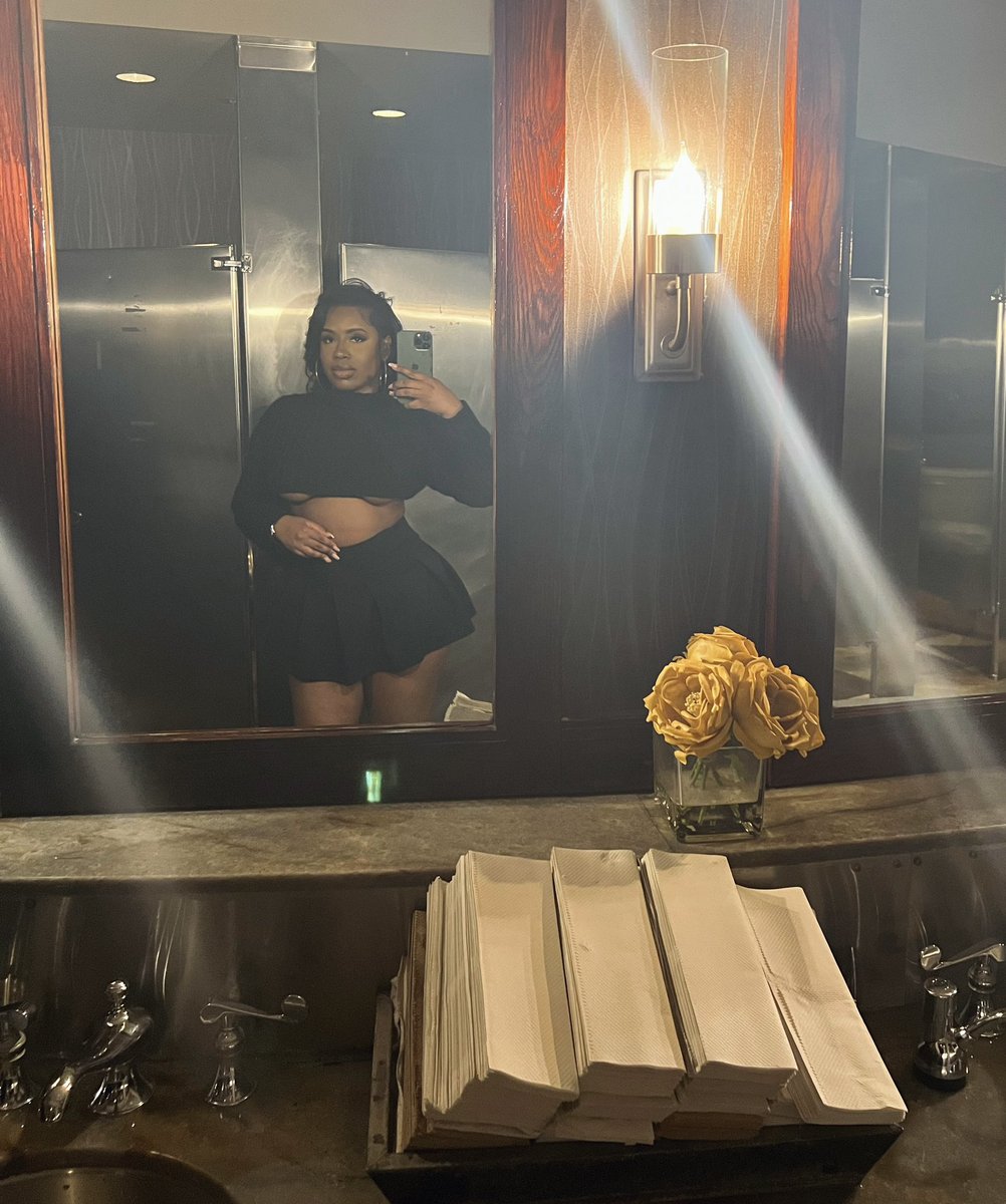 ohsothatstiff's tweet photo. Late night dinner dates 🖤 https://t.co/Zdo6U9xUES