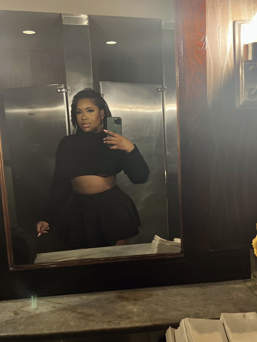 ohsothatstiff's tweet photo. Late night dinner dates 🖤 https://t.co/Zdo6U9xUES