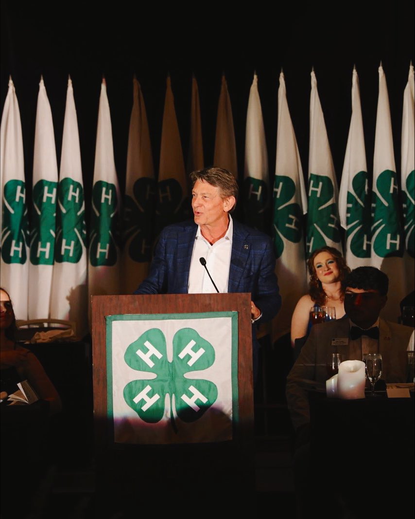 UT_President's tweet photo. Honored to have received the Friend of 4-H award last night at the @Tennessee4H Congress Banquet! https://t.co/tIy1FAC9Fg