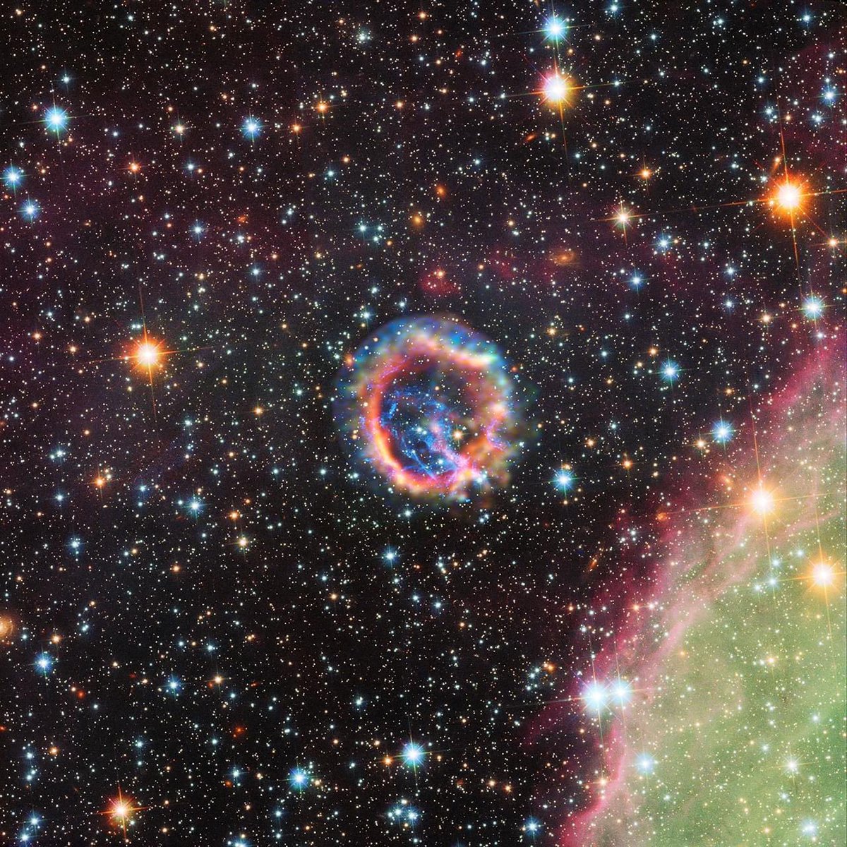 Cron_Silenzio's tweet photo. #Chandra sta studiando #E0102, un residuo di supernova prodotto dall'esplosione di una stella enorme in una galassia vicina. La maggior parte dell'ossigeno nell'universo è sintetizzato in stelle massicce. L’ossigeno in questo anello è sufficiente per migliaia di sistemi solari. https://t.co/zZSsG2hD91