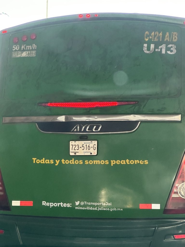 eayamuni's tweet photo. Choferes abusivos son quienes provocan tráfico y accidentes cuando no hay motivos para que sucedan. El sujeto a cargo de esta unidad no quiso respetar el orden vial y por poco provoca varios accidentes. Esperemos que haya consecuencias para su comportamiento. @Trafico_ZMG https://t.co/3titKF33hT