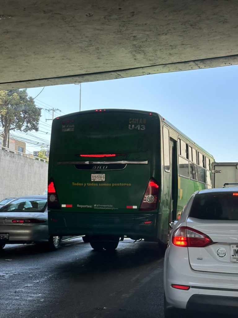 eayamuni's tweet photo. Choferes abusivos son quienes provocan tráfico y accidentes cuando no hay motivos para que sucedan. El sujeto a cargo de esta unidad no quiso respetar el orden vial y por poco provoca varios accidentes. Esperemos que haya consecuencias para su comportamiento. @Trafico_ZMG https://t.co/3titKF33hT