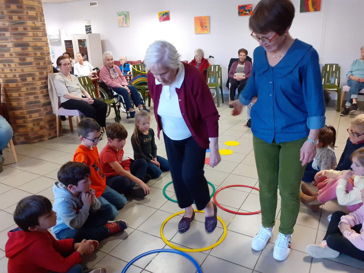 annieStCome's tweet photo. "Bien dans sa tête, bien dans son corps" pour la semaine des A P E L.
Gymn douce pour les Gs cp ce1 avec les résidents de l'Ehpad.
Un super moment de partage. 
Une autre façon de faire de l' Eps. https://t.co/KpJrbgDoAe