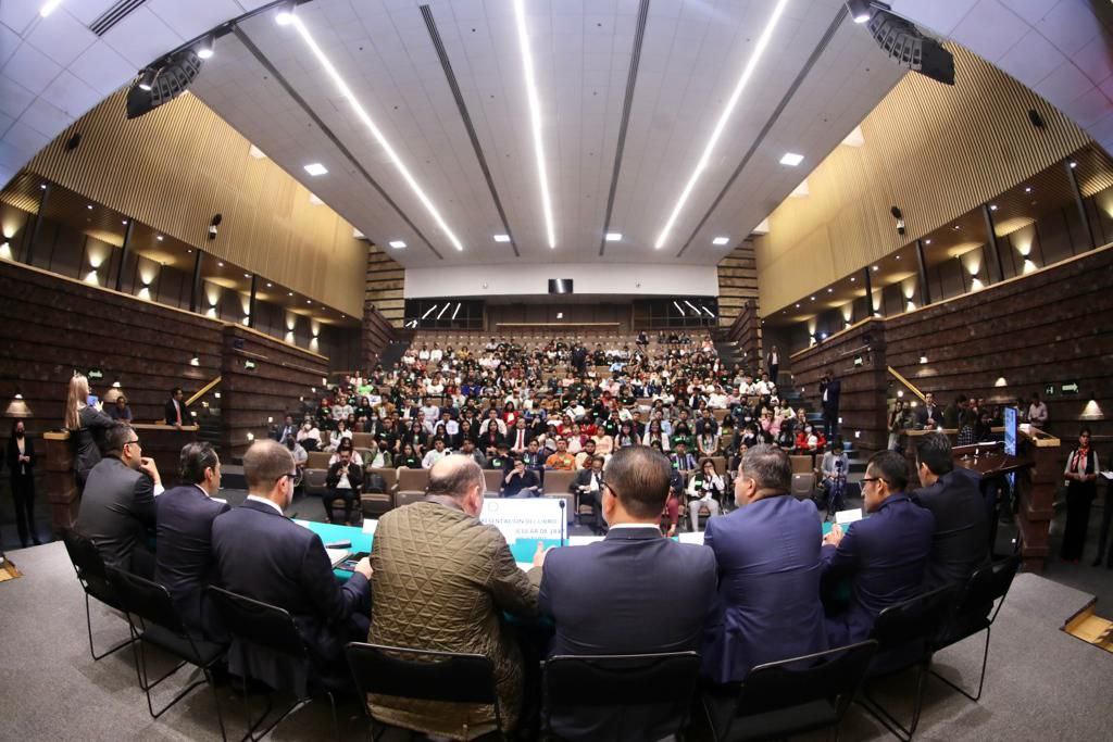 Durante la presentación del libro: “El voto particular de 1847 de Mariano Otero. Implicaciones en el Estado de Derecho actual”, magistrados, legisladores y expertos coincidimos en la importancia de rescatar los aportes de Mariano Otero.

#Informativo 
bit.ly/3Z9vFR0