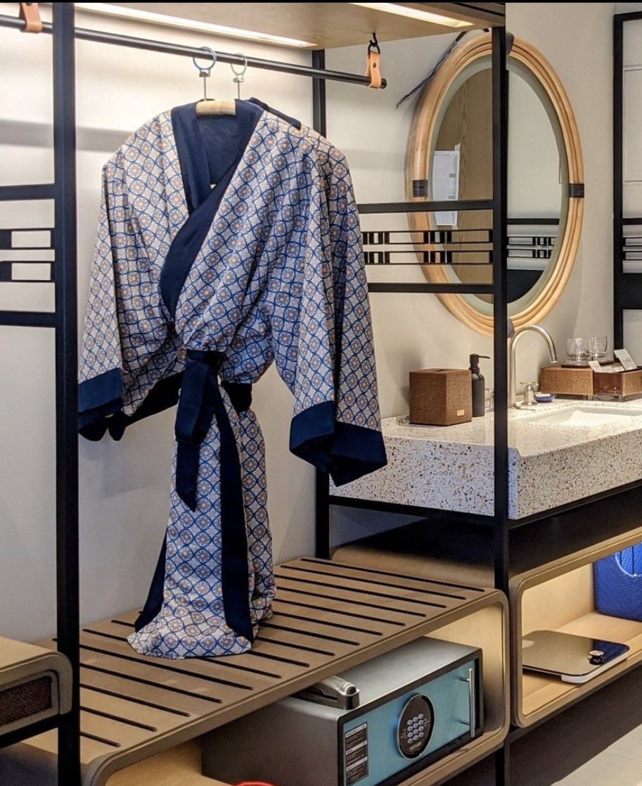 junghwanside's tweet photo. Cuma orang kaya seperti Choi hyunsuk yang berani' ke Dufan pakek Bathrobe hotel🥲 https://t.co/AREvTxl3Sn
