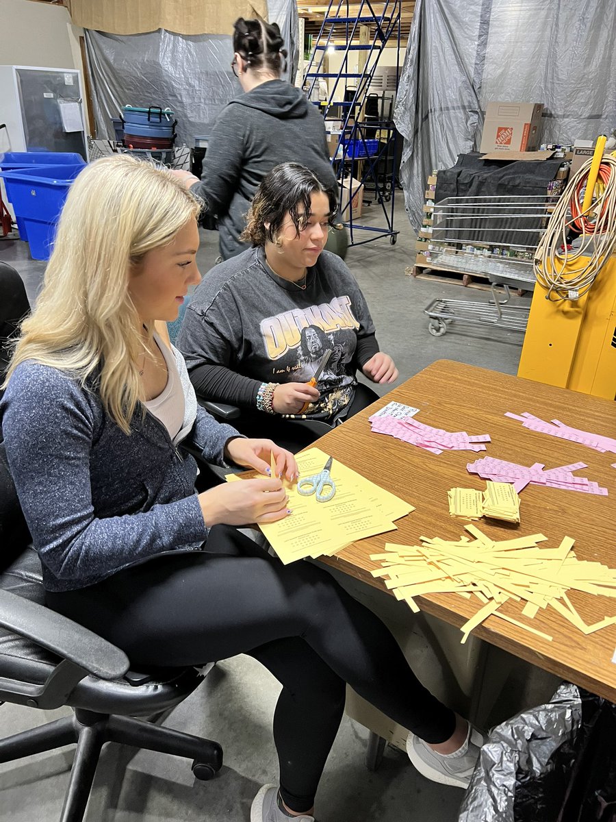 lsw_dosomething's tweet photo. Titans DoSomething Club is volunteering @ Lee’s Summit Social Services today!!!! https://t.co/DbVQwsoBei