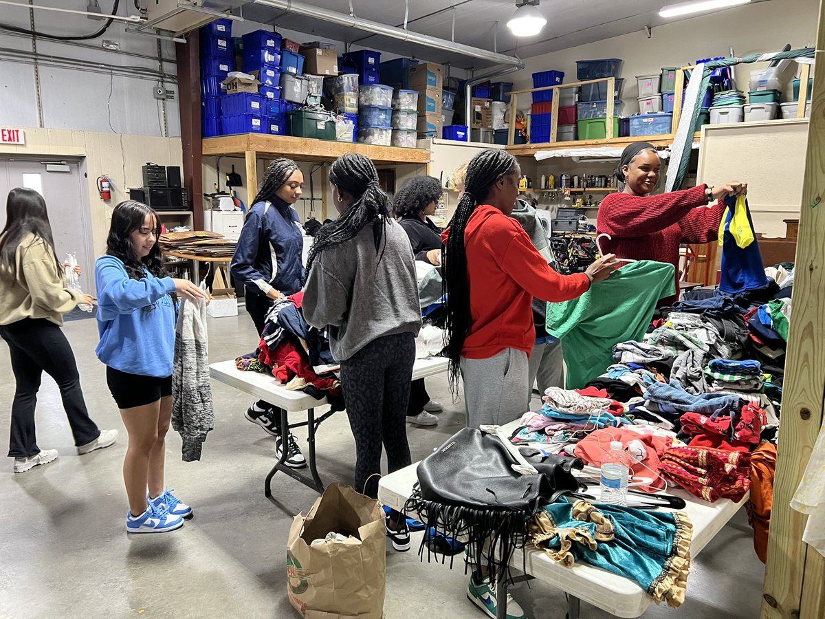lsw_dosomething's tweet photo. Titans DoSomething Club is volunteering @ Lee’s Summit Social Services today!!!! https://t.co/DbVQwsoBei