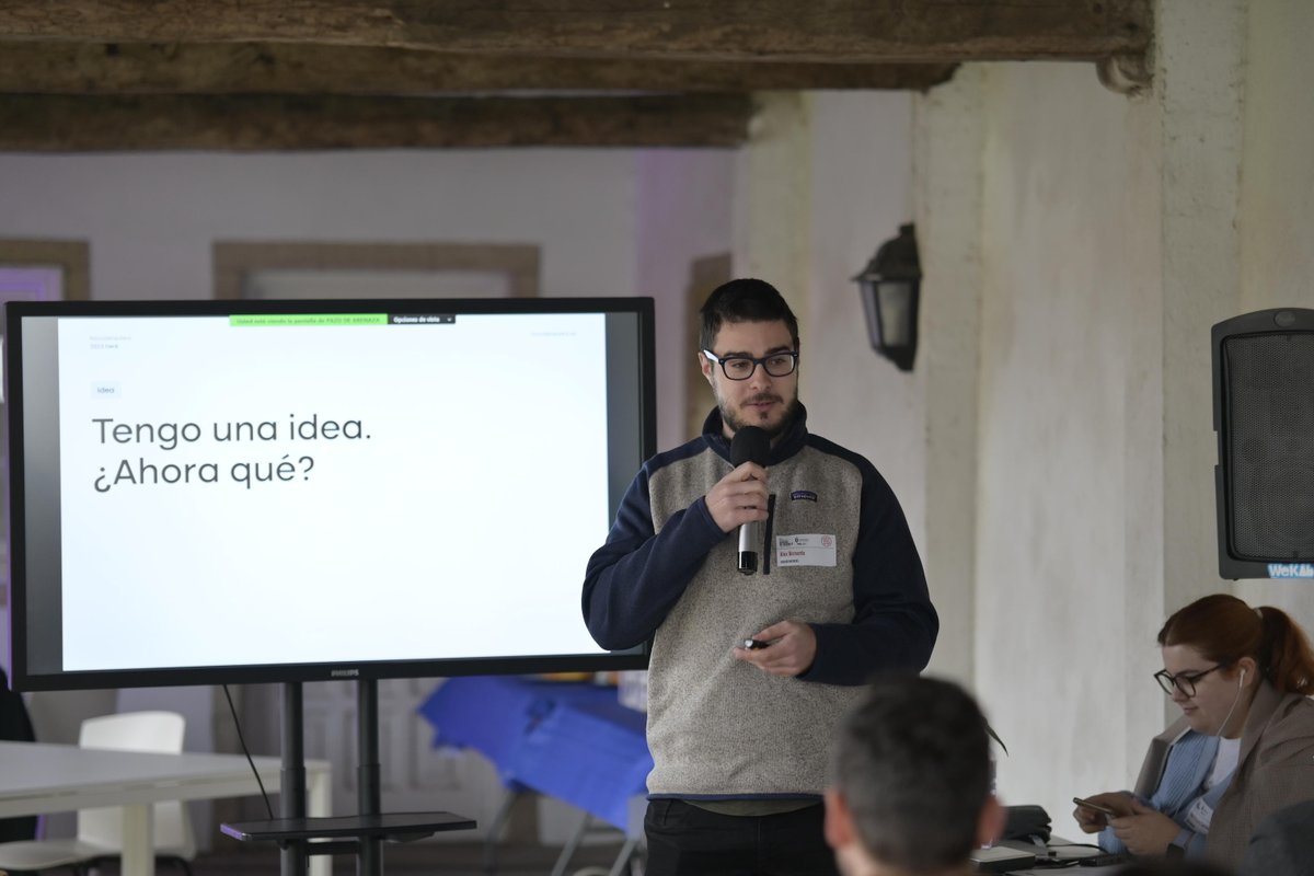 Vaughtton's tweet photo. El otro día en el Pazo de Arenaza tuve la oportunidad de estar con @sicodeandres, Sergio y Eva compartiendo lo que hacemos en @nocodehackers 

Un lujo estar en un evento tan guay en la #StartupEuropeWeek https://t.co/NWINosCGbf