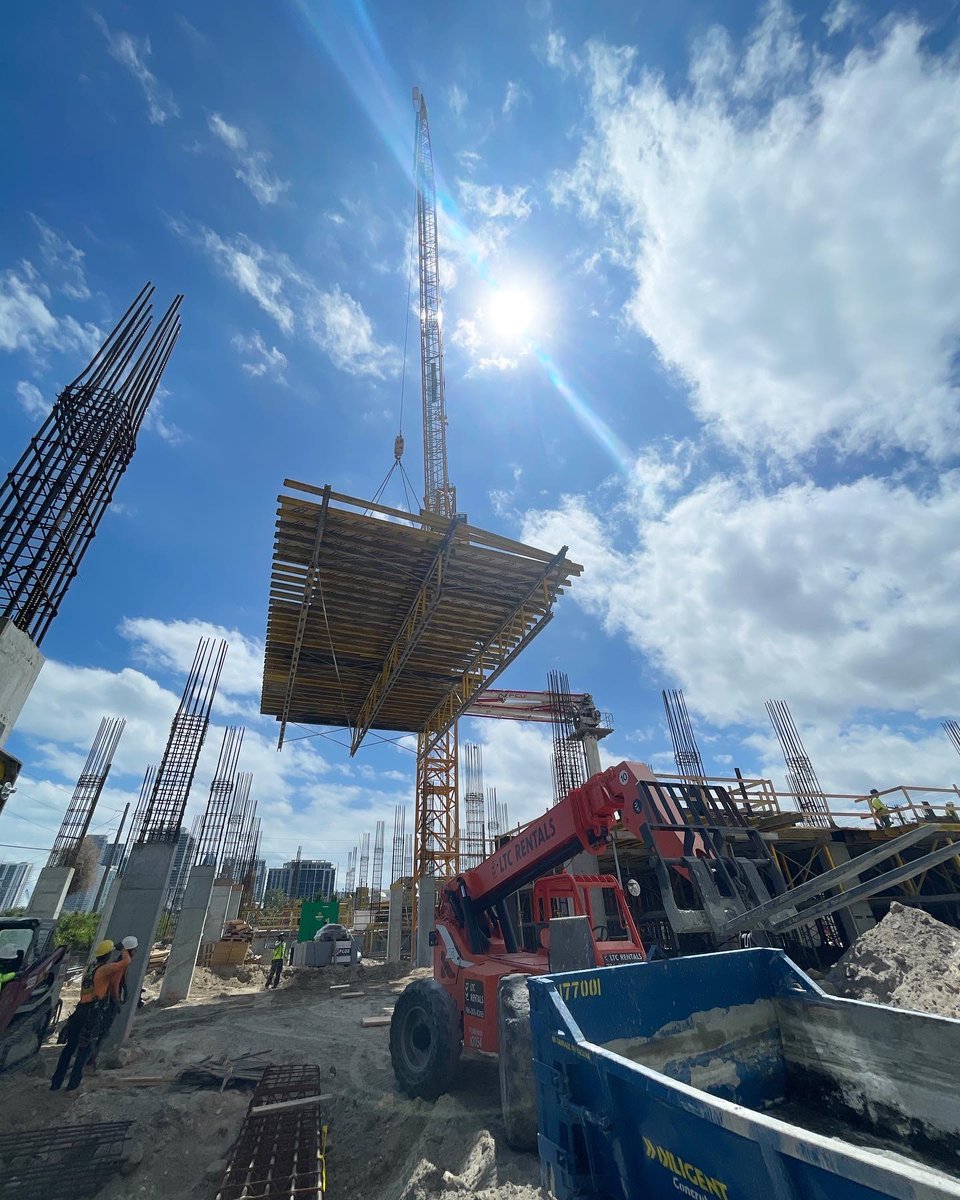 beauchampconst's tweet photo. 🚧 Good buildings come from a good team of people. Our team at Diamedix Wynwood putting in the continuous hard work! 🙌🏼

#BeauchampConstruction #Beauchamp https://t.co/1rOw78jUbZ