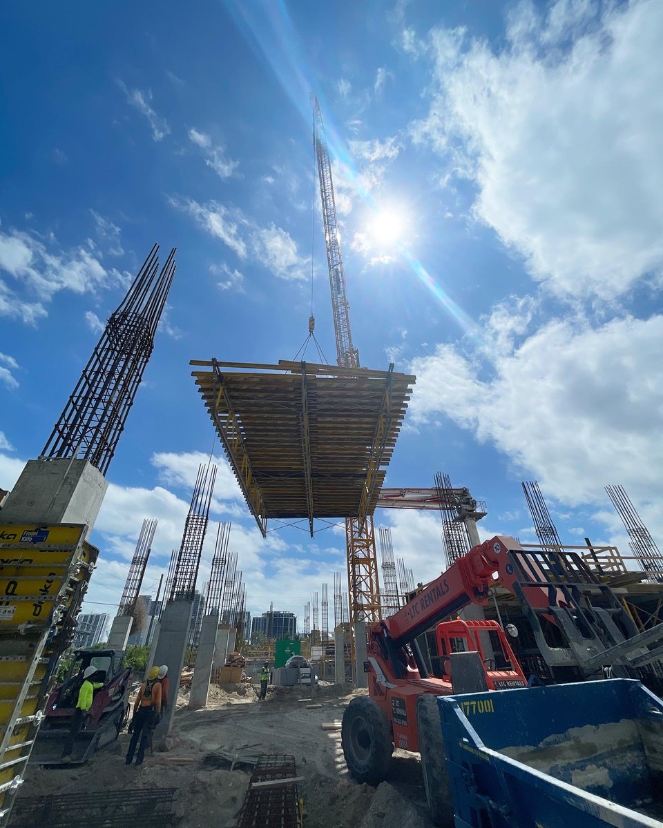 beauchampconst's tweet photo. 🚧 Good buildings come from a good team of people. Our team at Diamedix Wynwood putting in the continuous hard work! 🙌🏼

#BeauchampConstruction #Beauchamp https://t.co/1rOw78jUbZ