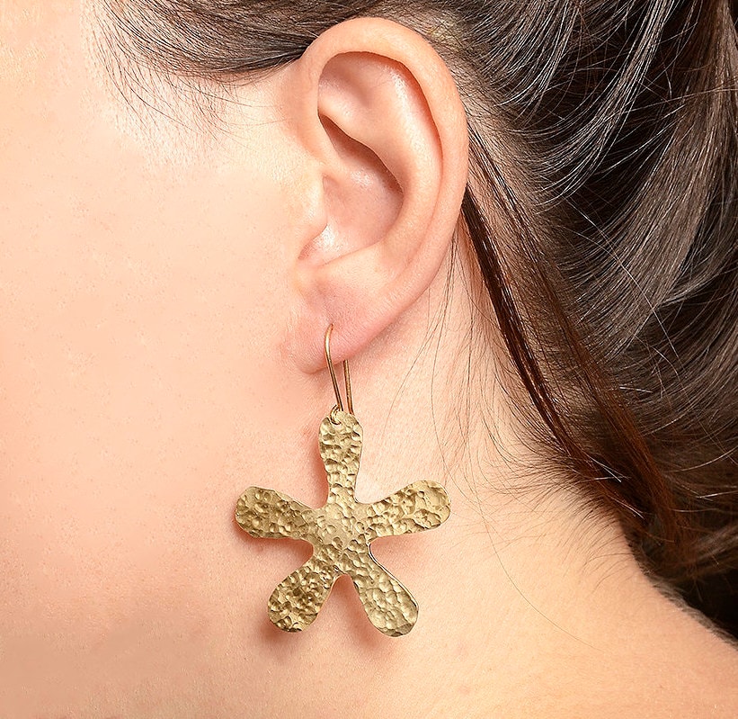 Large gold daisy earrings with FREE shipping and 10% OFF etsy.me/40vSEqN #gold #floralearrings #daisyearrings #brassearribgs #earwire #earlobe #bohohippie #largebohoearrings #largedaisyarrings #handmade #colorlatinojewelry @etsy