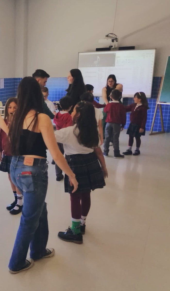 CIrish_Caceres's tweet photo. Segundo día de celebración de las jornadas de San Patricio en el Col. San Antonio de Pádua en Cáceres. Hoy hemos tenido talleres de música y baile en primaria y de lengua irlandesa en la ESO 🍀 ¡Mañana más! https://t.co/KVWEIMNaqG