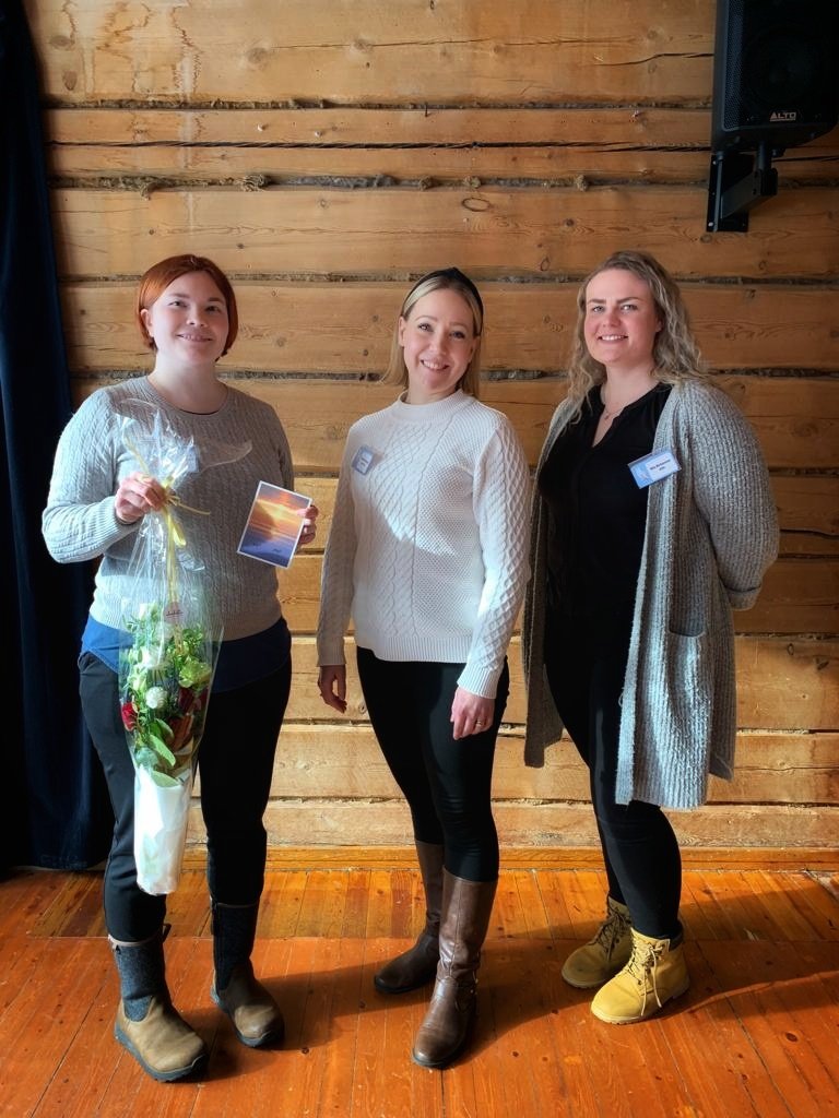 LapinLiitto's tweet photo. ”Harjoittelut on hyvä rekry” - #LYHTY-hankkeen päätösseminaarissa Lapin liitto kiitti projektipäällikkö Karoliina Rankista ja työelämäkoordinaattori Milla Ristonmaata hyvästä työstä. Tutustu tuloksiin: 
https://t.co/teJEf4imLG
#harjoittelija #työelämä #Lappi #osaajapula https://t.co/MlA4mOcrFo