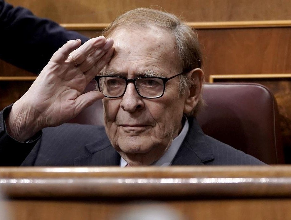 CapitanBitcoin's tweet photo. Pasará a la historia como un hombre brillante, de gran producción intelectual, fiel a su país y valiente hasta los 90 años. La generación de políticos actual no te llega ni a la suela de los zapatos, para desgracia de España. https://t.co/bG06hj4ye6