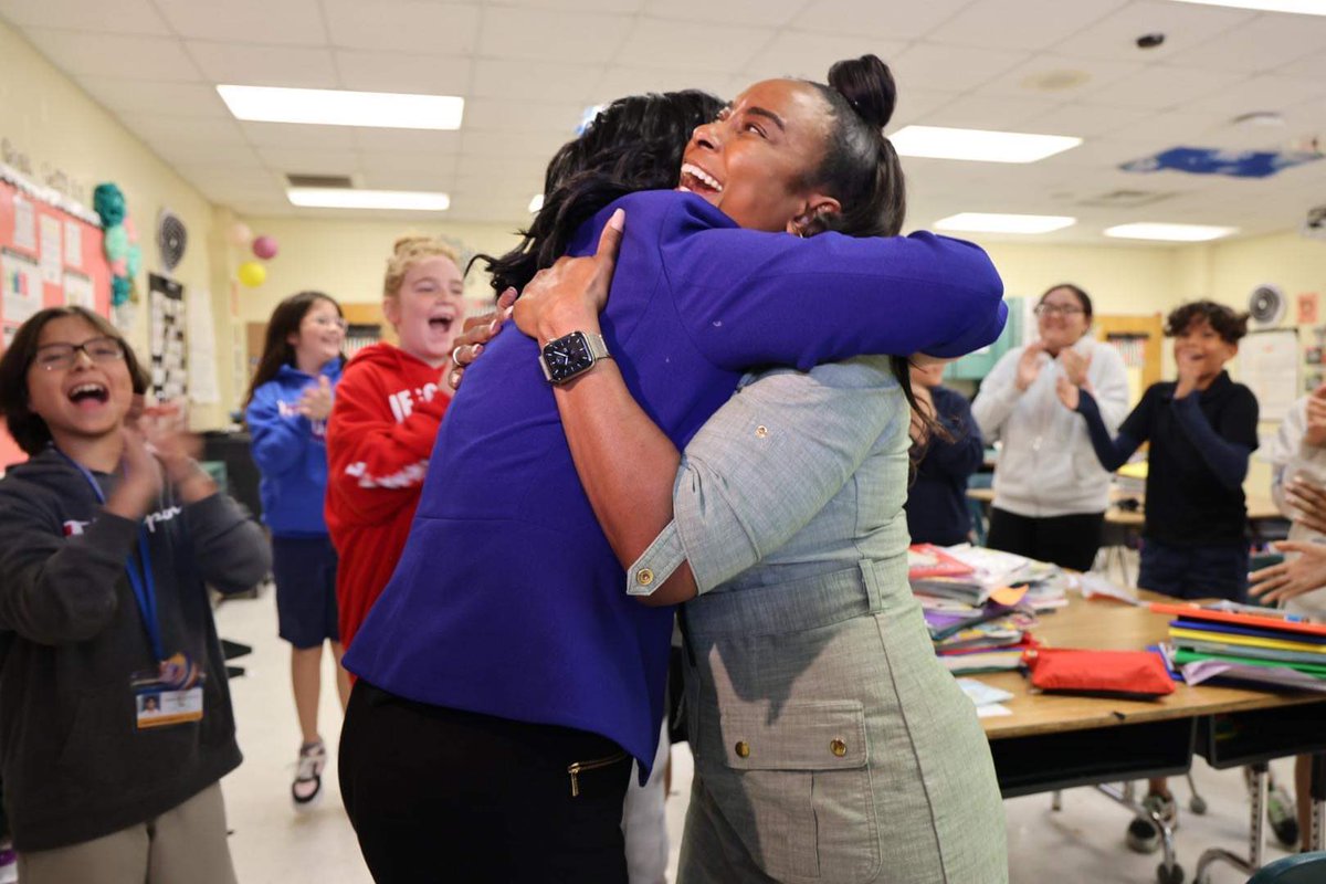 collierschools's tweet photo. The second stop for the @Champs4Learning #GoldenAppleCollier prize patrol was @CESCorkyBear. Congratulations to fifth-grade math teacher D’Nai Bullen! She’s been teaching for 19 years and we are so lucky to have her! #CCPSProud https://t.co/dnd2LYT02F