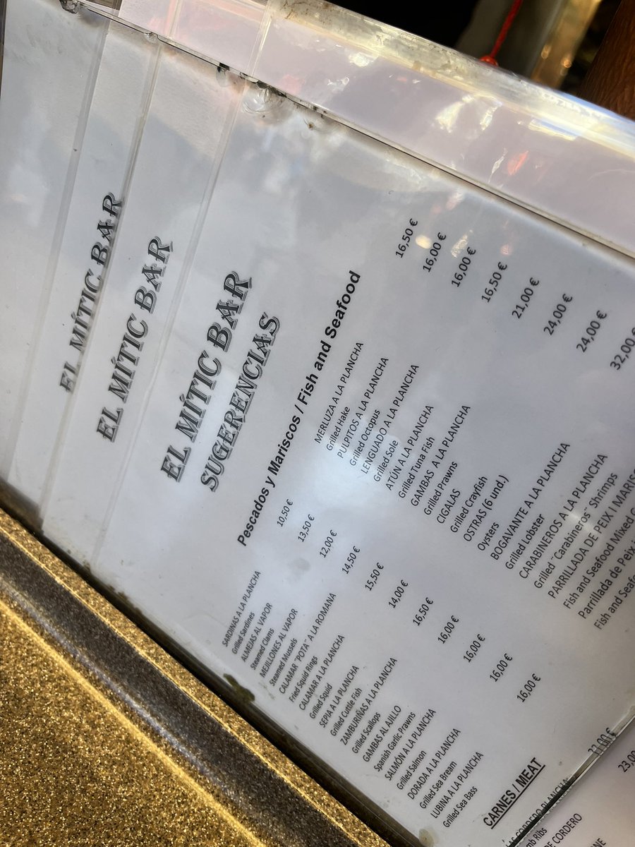 Els nous gestors de l’antic bar Pinotxo ja han retirat el cartell, tal com ha ordenat el jutjat mercantil núm. 9 de Barcelona arran de la denúncia de Jordi Asín, nebot de Juanito Bayén. Ara es diu “El mític bar”. #PlantaBaixaTV3