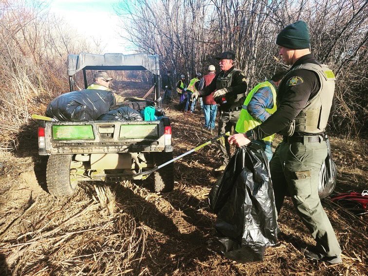 BCSONM's tweet photo. Good morning Bernalillo County!

BCSO MCAT Unit along with 60 members from city and county entities are cleaning up our bosque! It’s great to collaborate and work together on this beautiful morning! https://t.co/ySGzDnWCcg