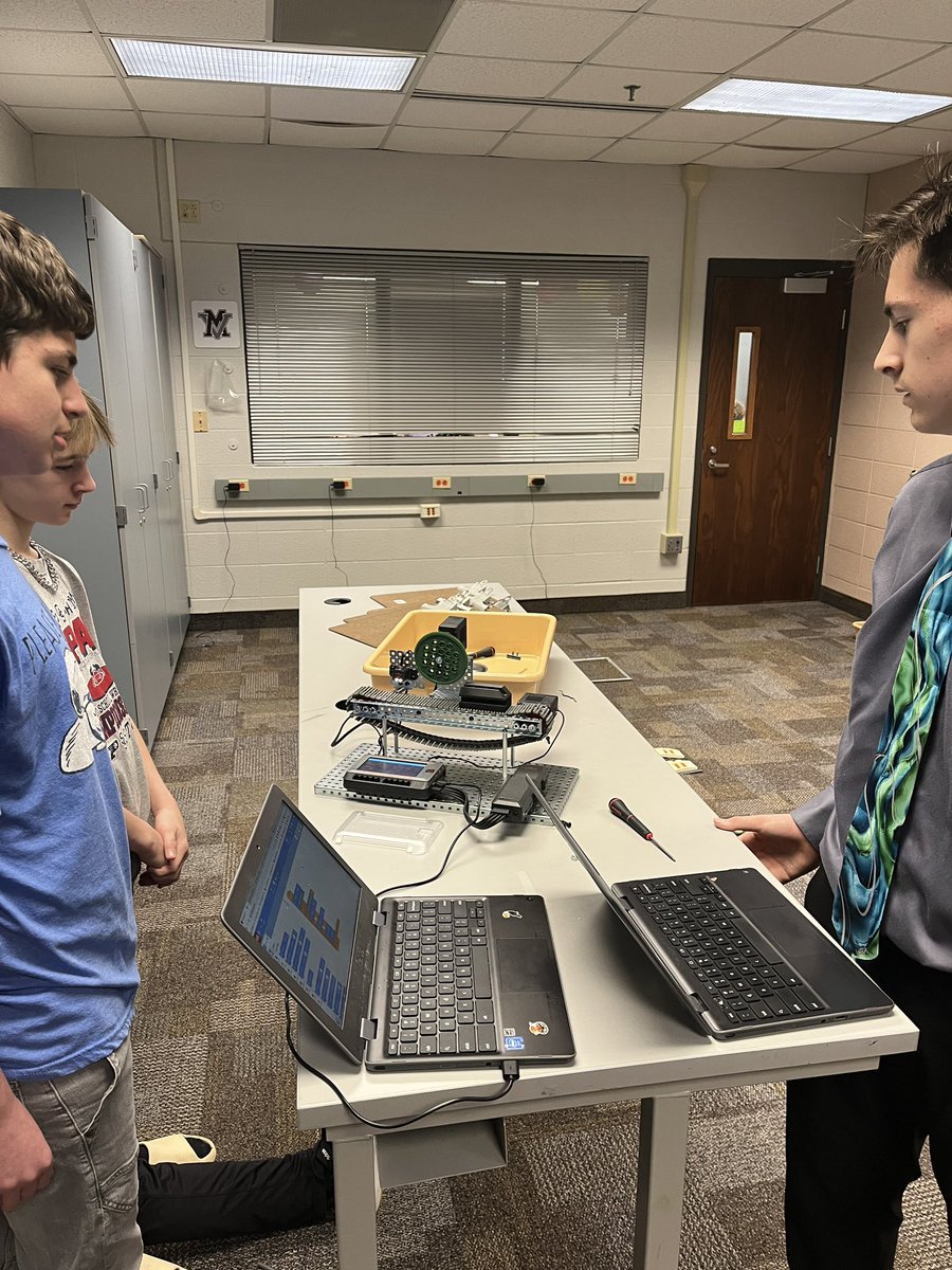 MVJHS_WEAVER's tweet photo. Work cell station Assembly Line simulation @mvjhsmtvernon cutting a "Slot on Top" #msdmvSTEM #WEareMV #STEM #PLTW @VEXRobotics @PLTWorg https://t.co/oN2PrTz3rH