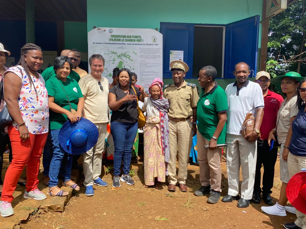 MUwanyiligira's tweet photo. Merci infiniment au Gouverneur et Préfet de la région de Diana ainsi que l’équipe #CASEF d’avoir organisé une session avec les Maires de la région pour échanger avec nous et les représentants du @MATP_GOV_MG sur la problématique foncière. https://t.co/7Kk7C2MsMJ