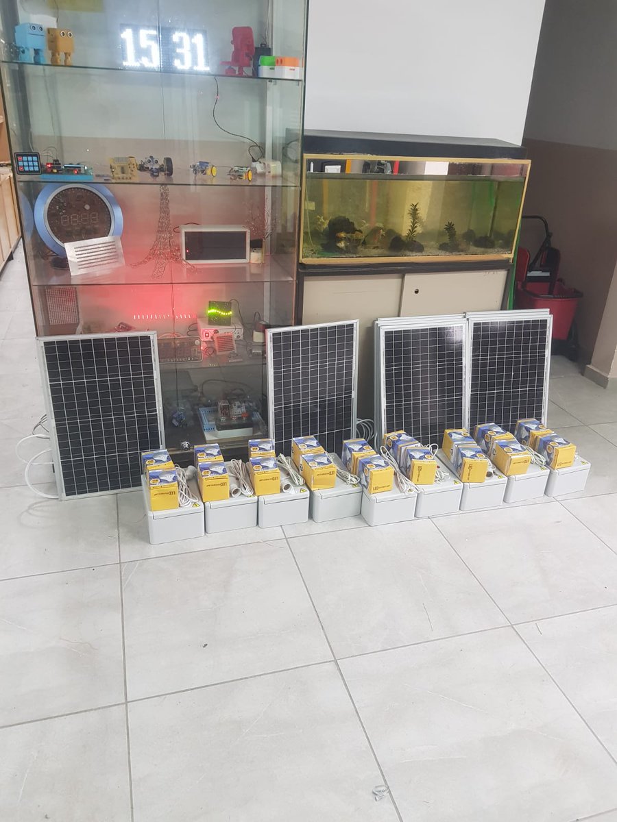 Coskunozmtal's tweet photo. Deprem bölgesinde kullanılmak üzere güneş enerjili aydınlatma sistemi okulumuzda sponsorlardan gelen malzeme desteği ile üretilmiş olup AFAD yetkililerine teslim edilmiştir.
@bursailmem16 
@SeyitAliBuyuk 
@niluferilcemem https://t.co/K9xzTQToiY