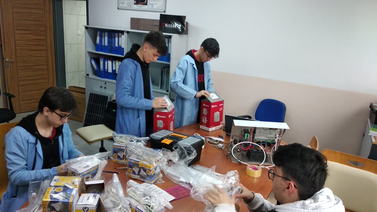 Coskunozmtal's tweet photo. Deprem bölgesinde kullanılmak üzere güneş enerjili aydınlatma sistemi okulumuzda sponsorlardan gelen malzeme desteği ile üretilmiş olup AFAD yetkililerine teslim edilmiştir.
@bursailmem16 
@SeyitAliBuyuk 
@niluferilcemem https://t.co/K9xzTQToiY