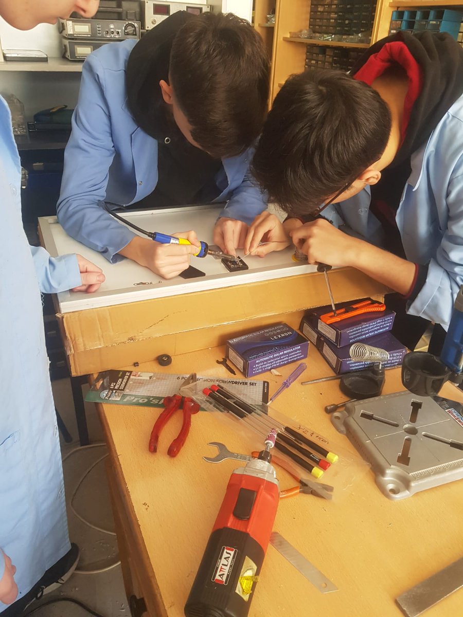 Coskunozmtal's tweet photo. Deprem bölgesinde kullanılmak üzere güneş enerjili aydınlatma sistemi okulumuzda sponsorlardan gelen malzeme desteği ile üretilmiş olup AFAD yetkililerine teslim edilmiştir.
@bursailmem16 
@SeyitAliBuyuk 
@niluferilcemem https://t.co/K9xzTQToiY