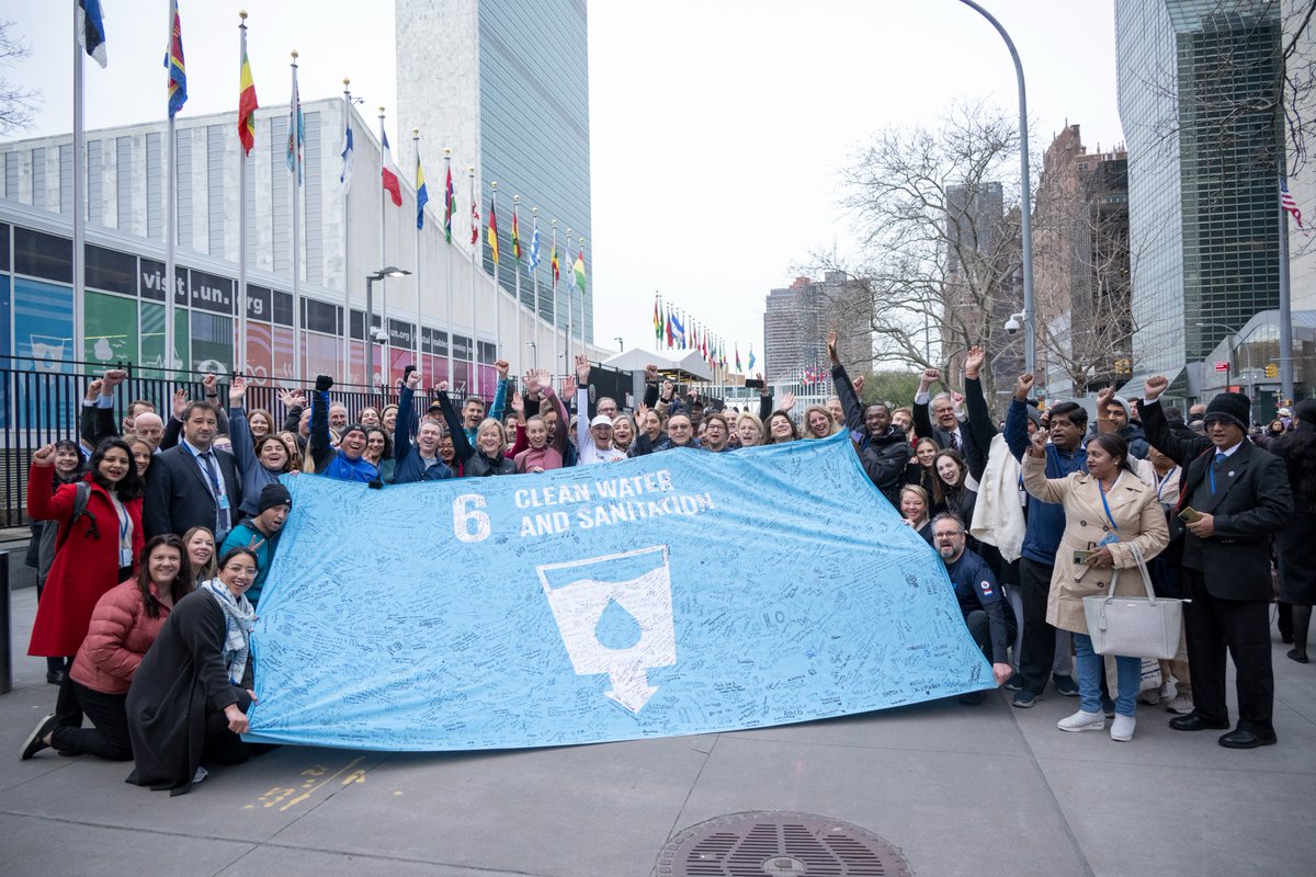 What a finish!!!
 It was so special to be so warmly welcomed at the UN at the end of my 200th Marathon!
Thank you! #RunBlue

#UN2023WaterConference 
#WaterAction
#SDG6