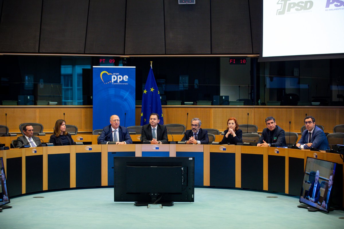 Álvaro Amaro (@alvaroamaroeu) on Twitter photo No âmbito do Programa Sentir Portugal, o líder do PSD iniciou a visita às Comunidades na Europa, com uma reunião de trabalho com os deputados eleitos pelo PSD e todos os assistentes parlamentares. No âmbito do Programa Sentir Portugal, o líder do PSD iniciou a visita às Comunidades na Europa, com uma reunião de trabalho com os deputados eleitos pelo PSD e todos os assistentes parlamentares.