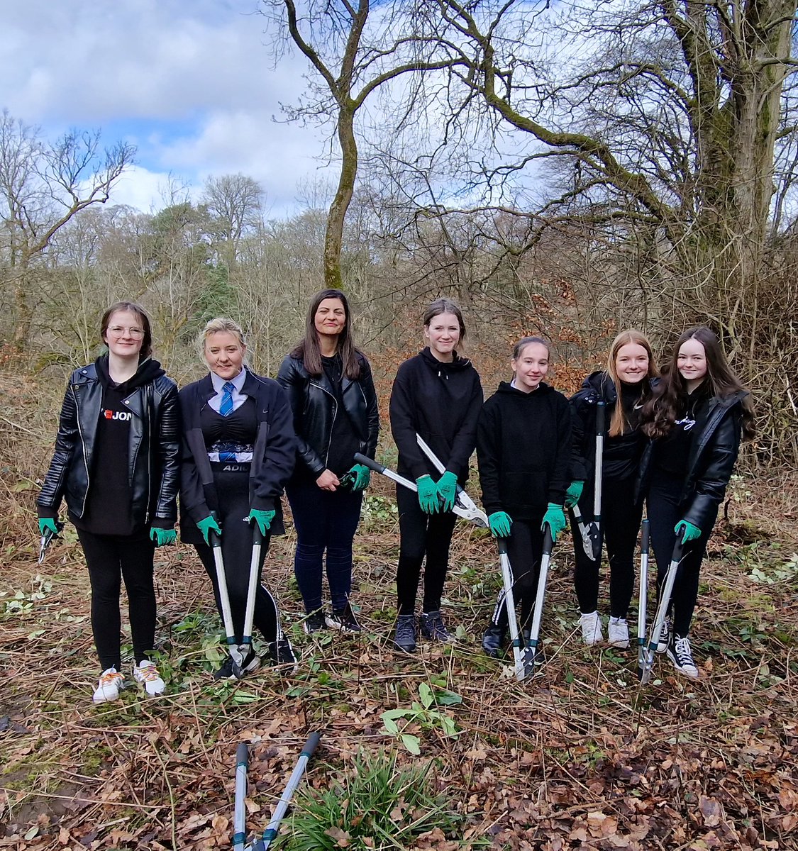 CalderFriends's tweet photo. We were delighted to welcome 6 pupils from @caldersideac along to Greenhall Park today. They got stuck in helping us cut back the brambles - not an easy job! Big thanks to all #Volunteers and our @SouthLanCouncil Ranger, Abi! @KSBScotland @SLCDirectorofEd @The_RHS #BritainInBloom https://t.co/3eTaEquZnp