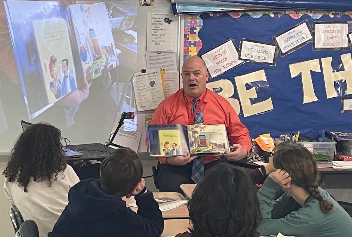 Thanks to @FredMillerHPS for inviting Chief @MRCfmFBC to volunteer during Community Reader Week. He read WESLANDIA to Mrs. LoRicco and Mrs. Hagen's 5th grade students.